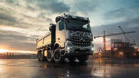 Model zdalnie sterowanego wozu strażackiego Mercedes-Benz Arocs 1:20