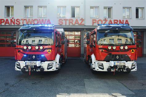 Wnętrze garażu z wozami strażackimi w nowej remizie PSP Elbląg