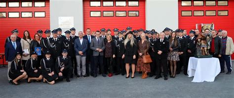 zdjęcie z uroczystości otwarcia remizy OSP i przekazania wozu strażackiego w Brzózie, powiat kozienicki