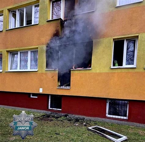 Zdjęcie spalonego Tropical Club po ugaszeniu pożaru, ukazujące skalę zniszczeń