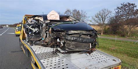 Zapalony samochód osobowy na autostradzie A4 w Polsce