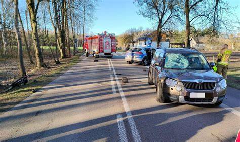 Wypadek drogowy z udziałem kilku samochodów, dymiący pojazd