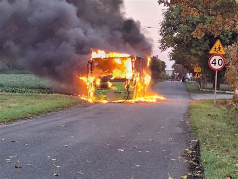 Akcja gaśnicza płonącego autobusu na drodze ekspresowej S5, z widocznymi strażakami i dymem