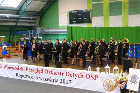Zdjęcie Orkiestry Dętej OSP Ropczyce podczas odbierania nagrody Grand Prix na przeglądzie