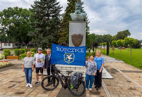 Zdjęcie mażoretek z Ropczyc podczas musztry paradnej