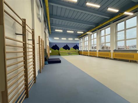 Wnętrze sali gimnastycznej z zaznaczonymi polami do gier sportowych