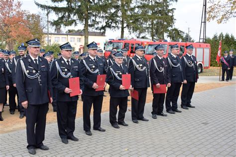 Zdjęcie historyczne przedstawiające pierwszych członków Ochotniczej Straży Pożarnej w Kleczewie lub dokument z tamtego okresu.