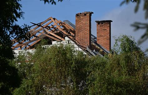 Zniszczony pożarem dach zabytkowego budynku