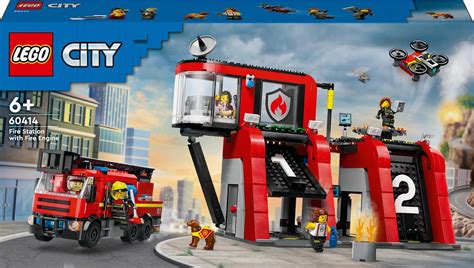 Wizualizacja zestawu LEGO City Remiza strażacka z wozem strażackim (60414), prezentująca nowoczesną remizę i szczegółowy wóz strażacki.
