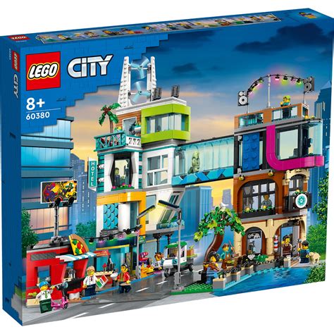 Ilustracja przedstawiająca panoramę miasta LEGO City z widocznymi budynkami remizy strażackiej i komisariatu policji