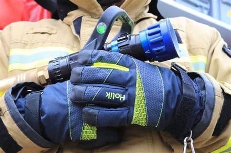 Zestawienie różnych modeli rękawic strażackich (GT-Fire, Holik, Tex Grip, FHR, FIRE-MAX, GLOROS) na jednym zdjęciu