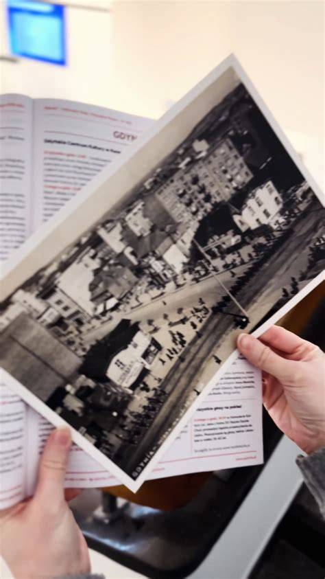 Archiwalne zdjęcie przedstawiające historyczną drużynę strażacką w Jutrosinie lub wczesną remizę