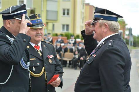 Zdjęcie Krzysztofa Wrzeszcza odbierającego Odznakę Honorową „Semper Vigilant - Wiecznie Czuwający”