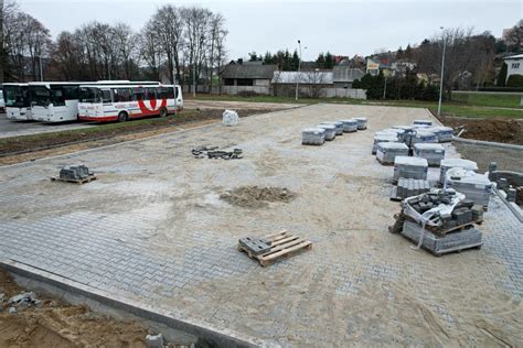 Zdjęcie oblodzonego placu manewrowego lub wozu strażackiego na śliskiej nawierzchni