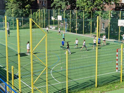 uczniowie podczas zajęć sportowych na wyremontowanym boisku