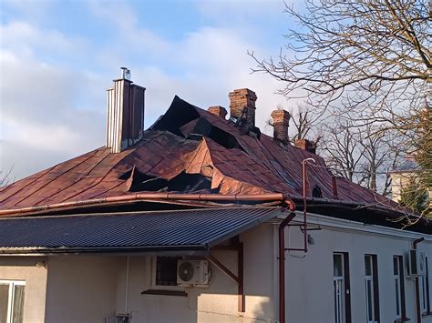 Zniszczenia dachu po pożarze komina