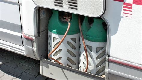 infografika przedstawiająca najczęstsze punkty zagrożeń pożarowych w kamperze: instalacja elektryczna, lodówka gazowa, system ogrzewania