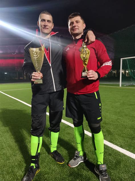 zdjęcie podium z wręczania nagród dla zwycięskich drużyn