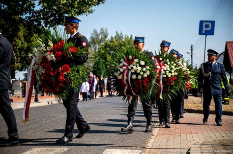 Zdjęcie z ceremonii pogrzebowej starszego ogniomistrza Łukasza Włodarczyka z udziałem oficjeli i pocztów sztandarowych