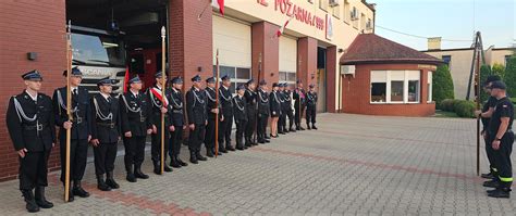 Zdjęcie przedstawiające przemarsz strażaków i pocztów sztandarowych