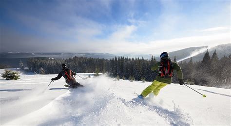 zdjęcie ogólne strażaków na stoku narciarskim, być może z wężem strażackim