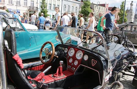 Wystawa zabytkowych pojazdów pożarniczych w muzeum
