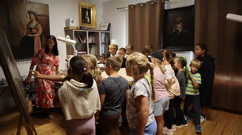 Pracownicy muzeum podczas renowacji zabytkowego wozu