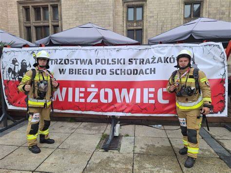Strażacy OSP w pełnym umundurowaniu ochronnym podczas akcji ratowniczej