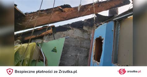 Zniszczony po pożarze dach domu jednorodzinnego w Ożarowie