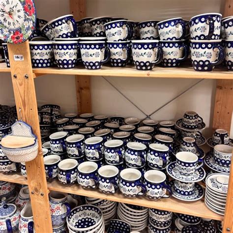 zbliżenie na ocalałą polską porcelanę z Bolesławca