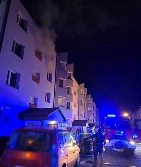 Policja i służby śledcze na miejscu tragicznego pożaru