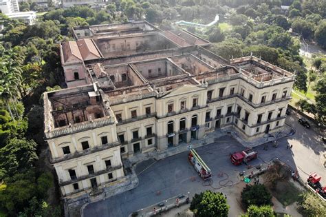 ruiny spalonego budynku Muzeum Narodowego w Rio de Janeiro