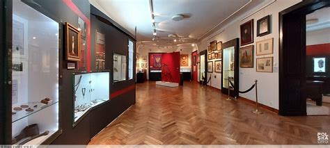 zdjęcie wnętrza Muzeum Narodowego przed pożarem, ukazujące bogactwo eksponatów