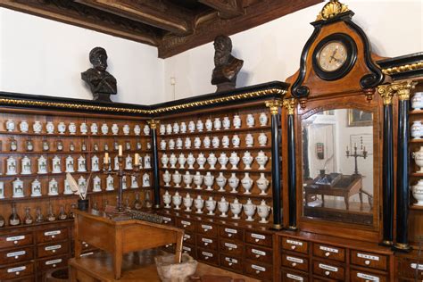 Wnętrze Muzeum Ratownictwa w Krakowie z ekspozycją pojazdów