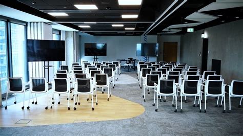 Wnętrze sali konferencyjnej z wyposażeniem multimedialnym
