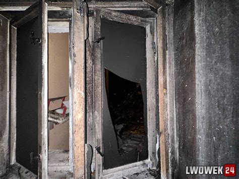 uszkodzone mieszkanie po pożarze, widoczne ślady sadzy i zniszczeń