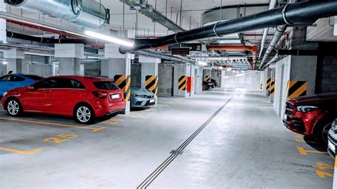 Schemat przedstawiający rozprzestrzenianie się ognia od składowiska palet na dach budynku i parking podziemny