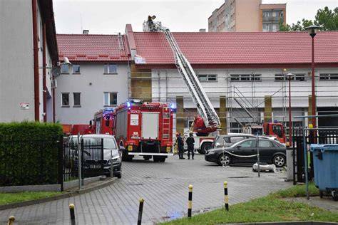 Zdjęcie przedstawiające akcję gaśniczą straży pożarnej na dachu budynku szkolnego w Radowie Wielkim.