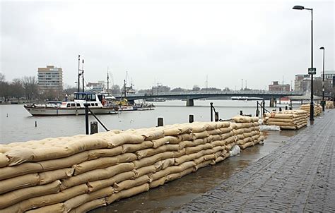 zdjęcie worków z piaskiem jako bariery przeciwpowodziowej