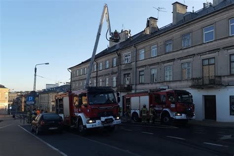 Zdjęcie dokumentujące akcję ratowniczą straży pożarnej na miejscu pożaru kamienicy w Toruniu