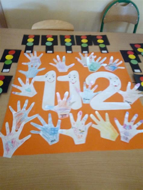 praca plastyczna dziecka - ozdobione numery alarmowe 998 i 112
