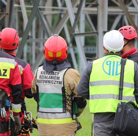 Ilustracja przedstawiająca strażaków-ochotników podczas ćwiczeń i akcji ratowniczej