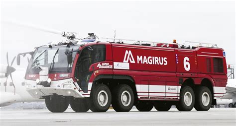 Zdjęcie ciężkiego lotniskowego wozu Magirus Superdragon X8 z wysuniętym ramieniem gaśniczym Snozzle