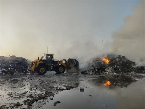 zdjęcie z akcji gaśniczej pożaru zakładu przetwarzania opon