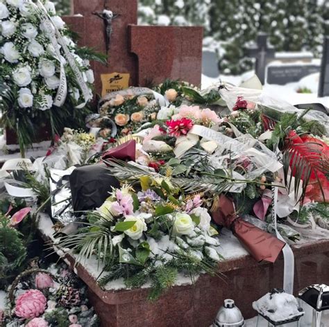 zdjęcie z pogrzebu strażaka z widocznymi syrenami strażackimi i białymi różami