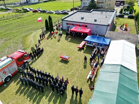 Zdjęcie przedstawiające starą remizę strażacką lub historyczną uroczystość otwarcia