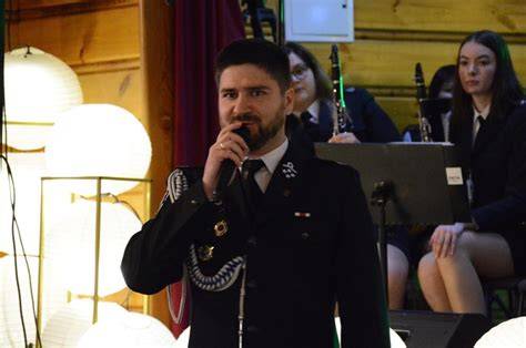 zdjęcie orkiestry dętej OSP Mszana Dolna podczas występu w strojach galowych