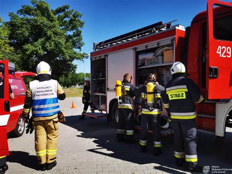 Grupa strażaków w trakcie zajęć praktycznych lub ćwiczeń