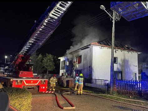 Zdjęcie nocnego pożaru restauracji na Rynku w Przemyślu, z widocznymi służbami ratunkowymi