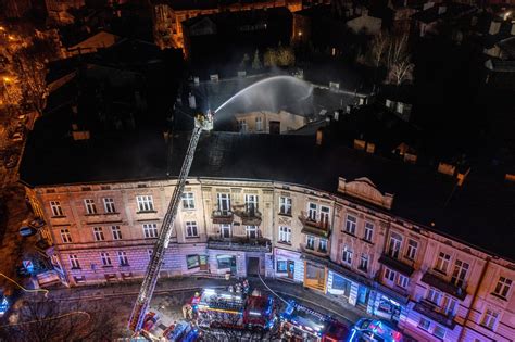 Zdjęcie mocno zadymionej kamienicy w Przemyślu, widoczni strażacy prowadzący akcję gaśniczą